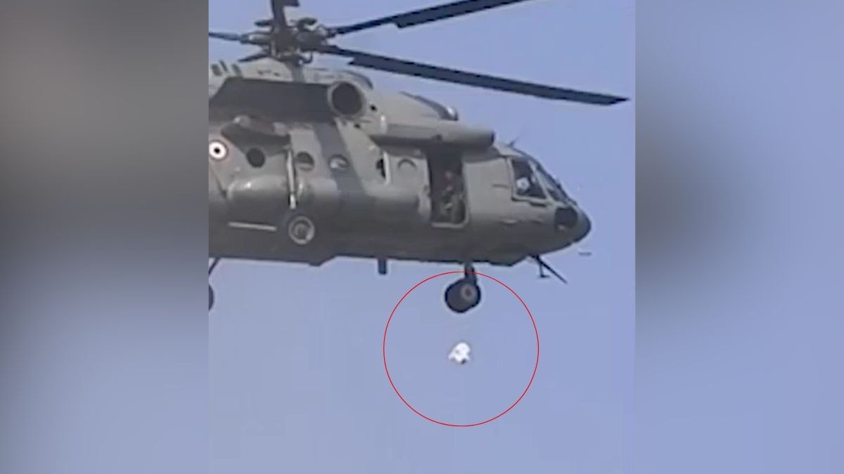 राहत सामग्री लेकर गांव के ऊपर पहुंचा था हेलिकॉप्टर. (Photo: Screengrab)