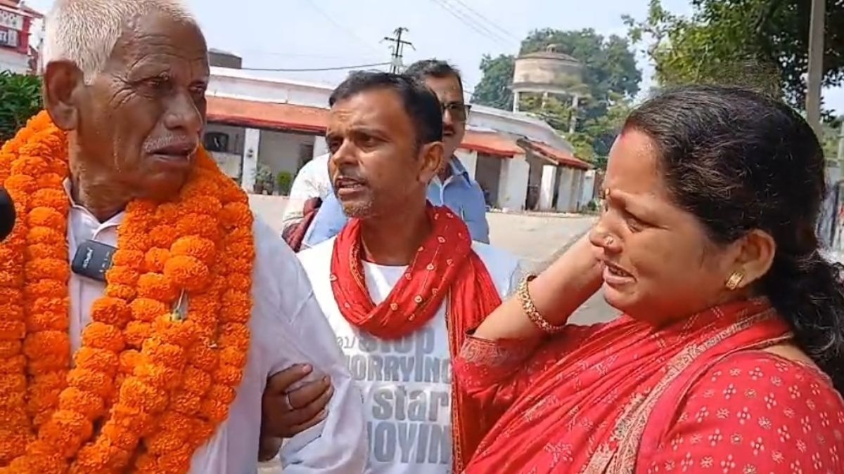 जेल से रिहा होने के बाद दादा से मिलते ही रो पड़ी पोती. (Photo: ITG)