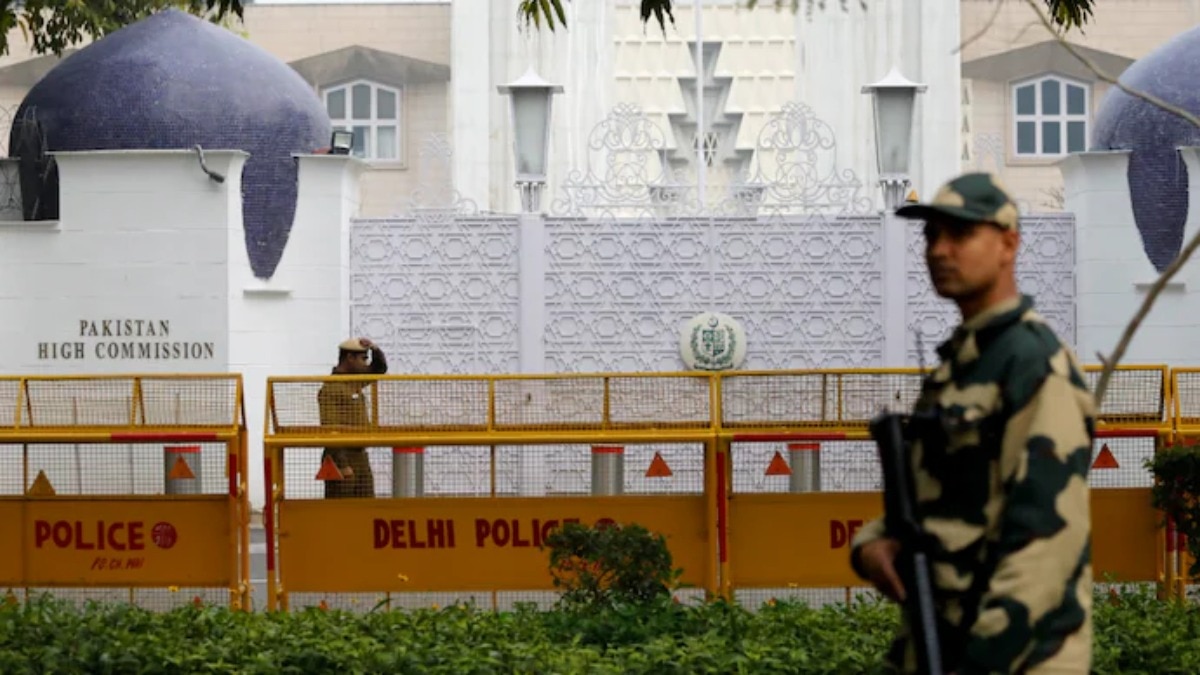    पाकिस्तानी हाई कमीशन के अधिकारी को MEA ने किया तलब (File Photo: Reuters)