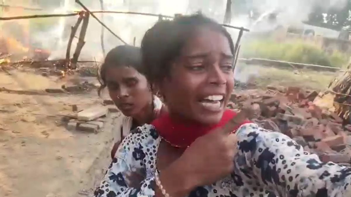 'फूलन देवी बनकर लूंगी बदला...' जलती झोपड़ी के सामने रोने लगी लड़की, बोली- उसने मेरा घर जला दिया