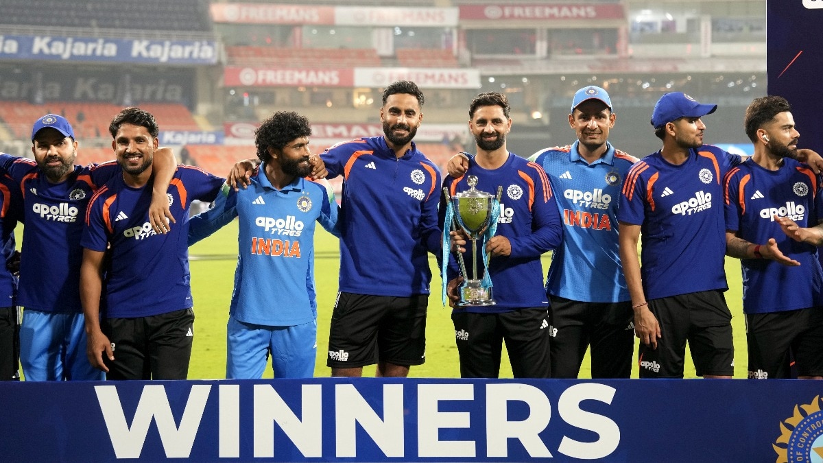 वेस्टइंडीज के खिलाफ सीरीज जीत का जश्न, ट्रॉफी के साथ खिलाड़ी. (Photo: PTI)
