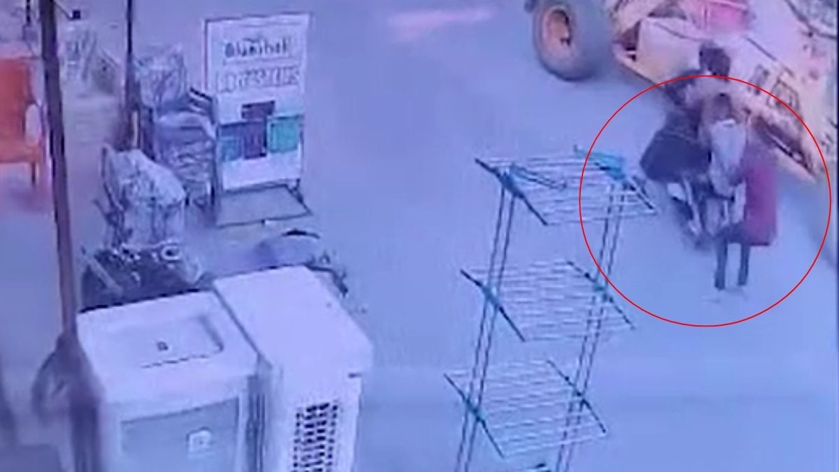 पिस्टल तानकर ज्वेलरी शॉप लूटी... बदमाशों की बाइक से लटक गया कर्मचारी, सन्न कर देगा नागपुर का ये वीडियो