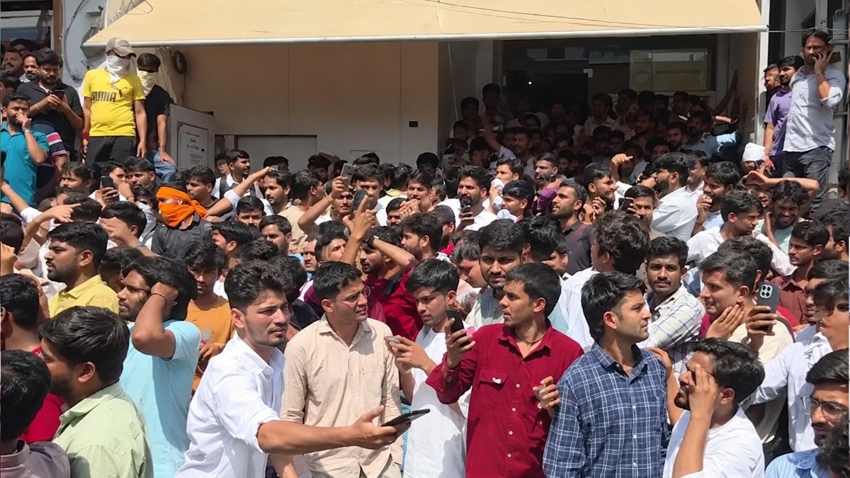 शिक्षक पर छात्र को थप्पड़ मारने का आरोप