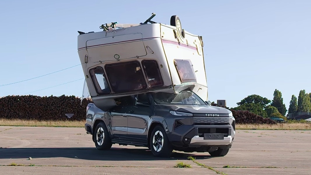 Toyota Hilux EV पर कंपनी ने 760Kg की कारावैन को गिराया है. (Photo: Toyota UK/ YouTube)