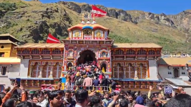 पितरों के मोक्ष की कामना लेकर पहुंच रहे श्रद्धालु.(Photo: Screengrab)