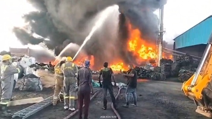 आग बुझाने में जुटी छह दमकल गाड़ियां.(Photo: Screengrab)