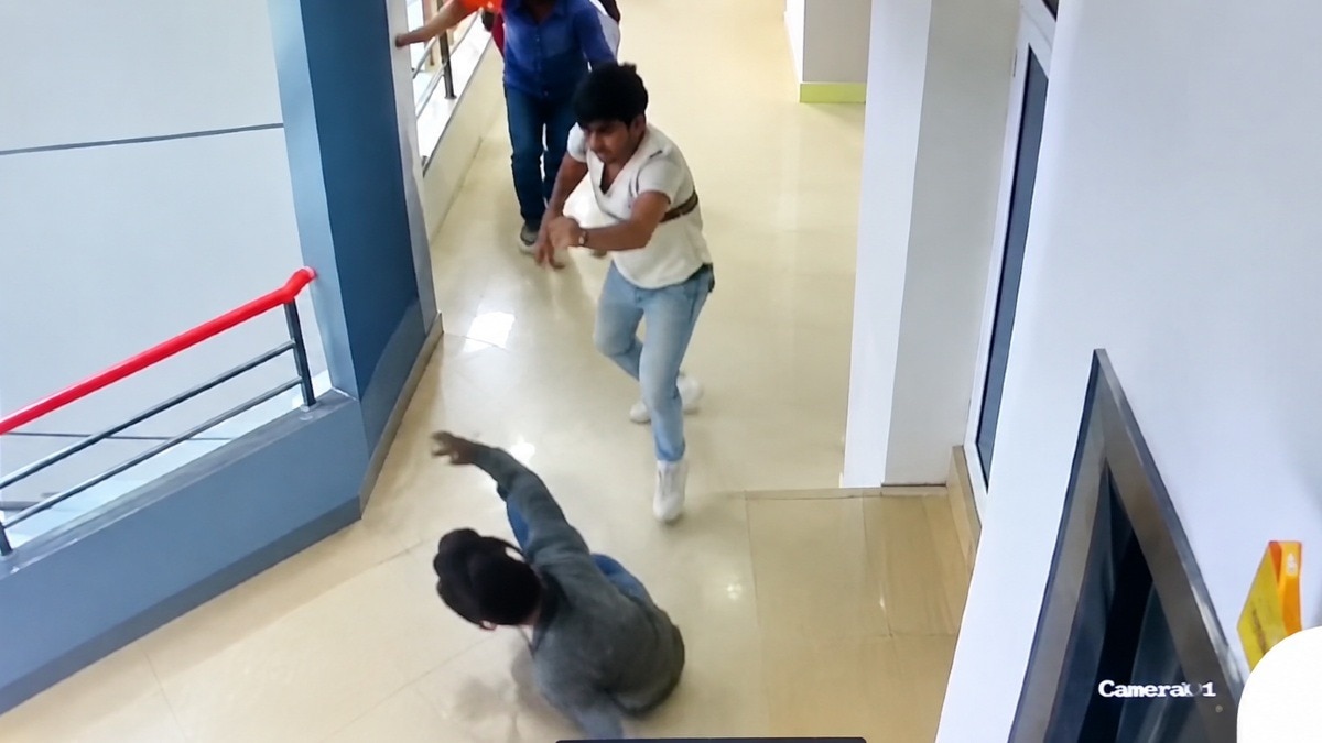 खाने का ऑर्डर लेट पहुंचने पर हैवानियत.(Photo:Screengrab)