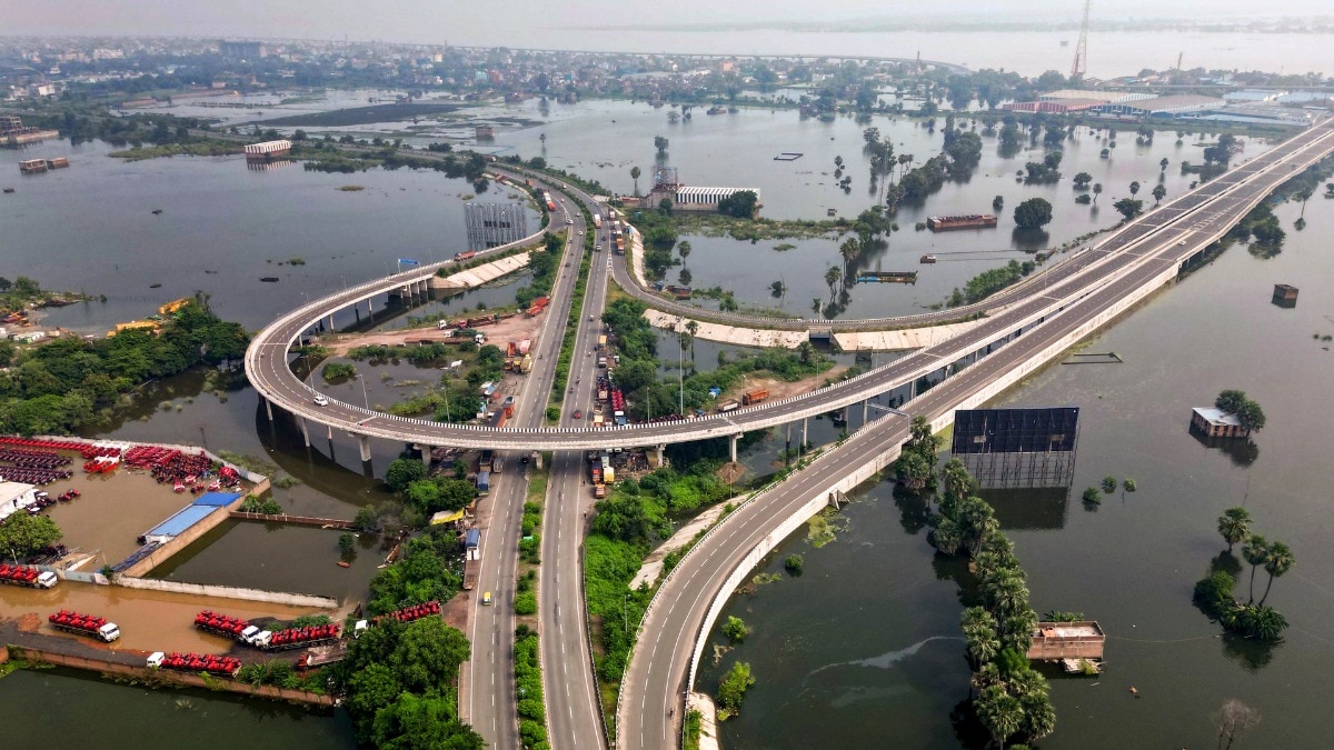 बाढ़ प्रबंधन में लापरवाही पर 7 इंजीनियर सस्पेंड (Photo: PTI)