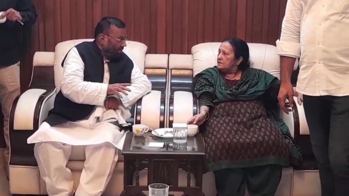 स्वामी प्रसाद मौर्य रविवार को रामपुर पहुंचे और आजम खान की पत्नी तंजीन फातिमा से मुलाकात की (Photo: ITG)