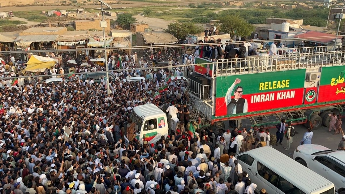 260 किमी दूरी, हजारों की भीड़... इमरान खान की रिहाई के लिए PTI का लॉन्ग मार्च शुरू