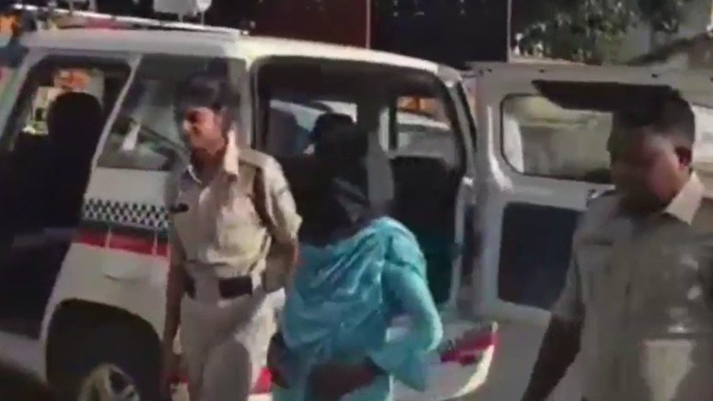 पुलिस गिरफ्त में महिला, जिसने अपनी बेटी की भाई के साथ मिलकर हत्या कर दी. (Photo: Screengrabs)