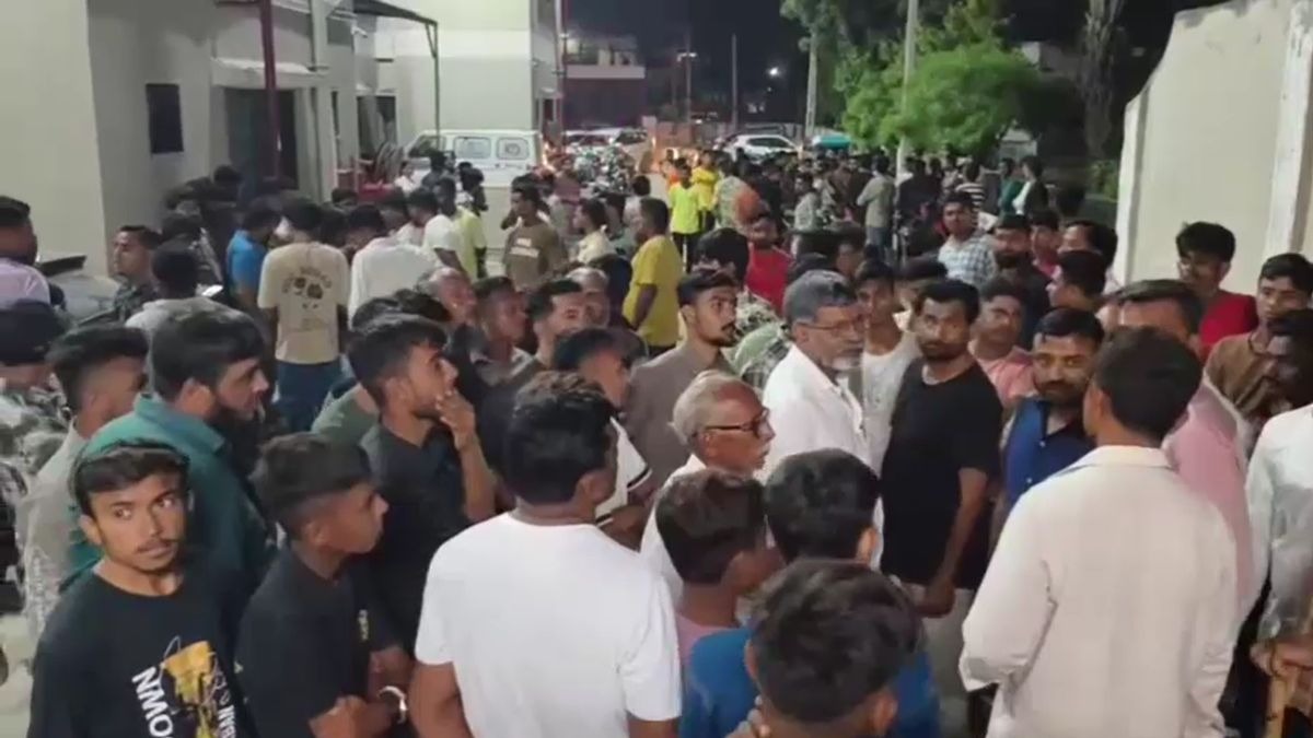 सवारियों से भरी रिक्शा को ईको कार ने मारी टक्कर रोड़ पर जमा हुई भीड़( screengrab:ITG)
