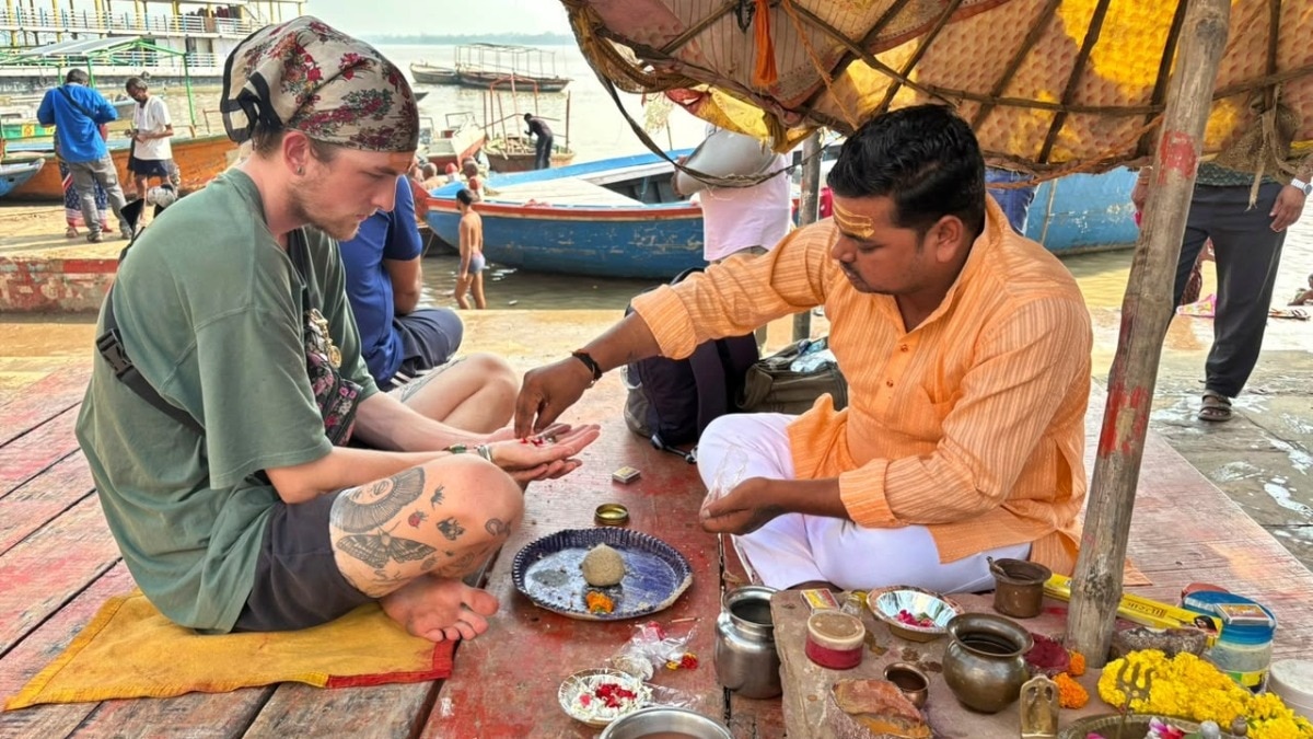 मिशिगन से काशी पहुंचे जैक्सन (Photo- ITG) 