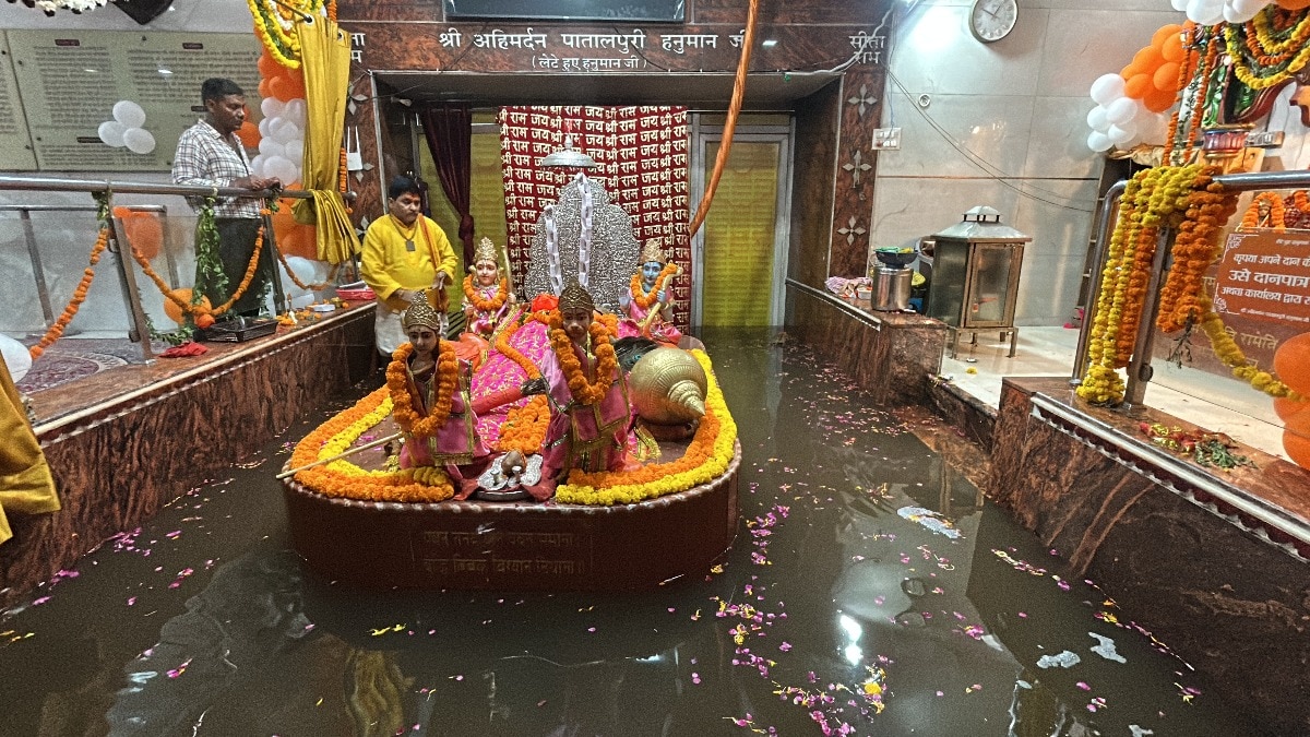 हनुमान मंदिर में भी गोमती के बाढ़ का पानी पहुंच चुका है (Photo: ITG)