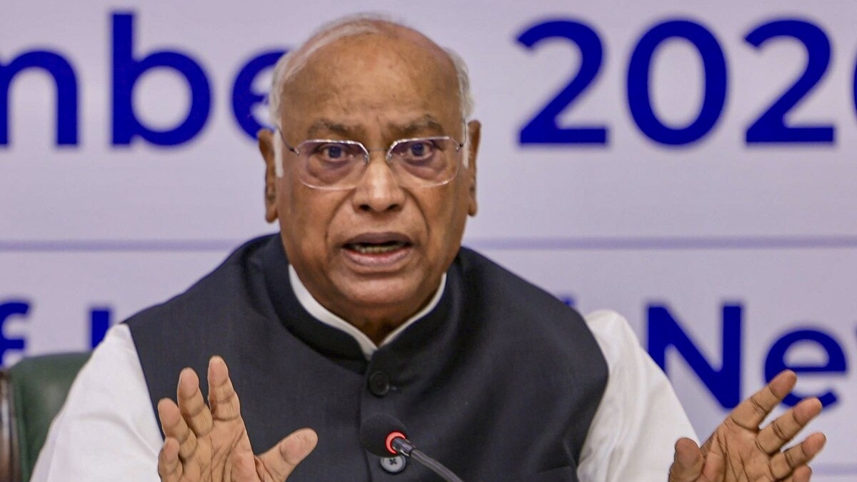मल्लिकार्जुन खड़गे ने की ज्ञानेश कुमार के इस्तीफे की मांग (Credits: PTI)