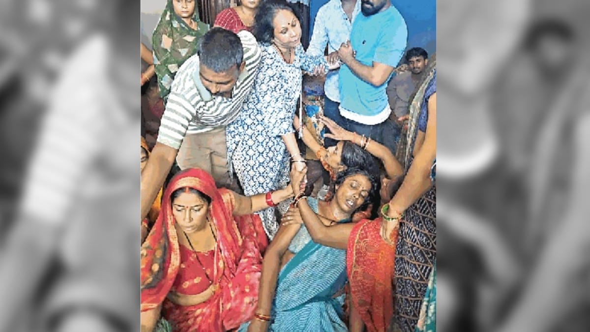जैसे ही घर की महिलाओं को मौत की खबर लगी वे बेसुध हो गई (Photo: screengrab)