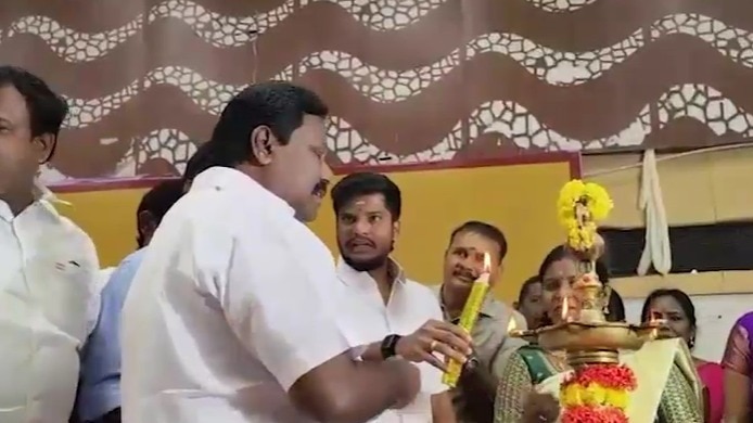 'दीया कौन जलाएगा', इस बात पर हुई बहस, कांग्रेस सांसद से सहयोगी दल के MLA ने छीनी मोमबत्ती