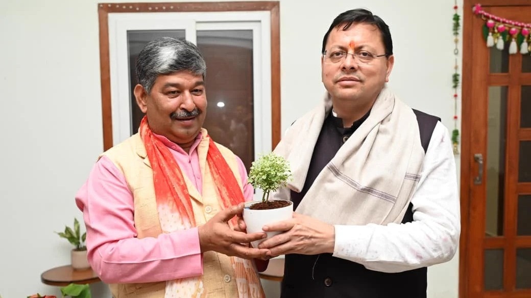 बीजेपी प्रत्याशी दिनेश आर्य और सीएम पुष्कर धामी (Photo-X)