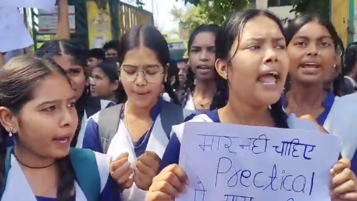 भोपाल में छात्रों के विरोध के आगे झुका प्रशासन.(Photo:Screengrab)