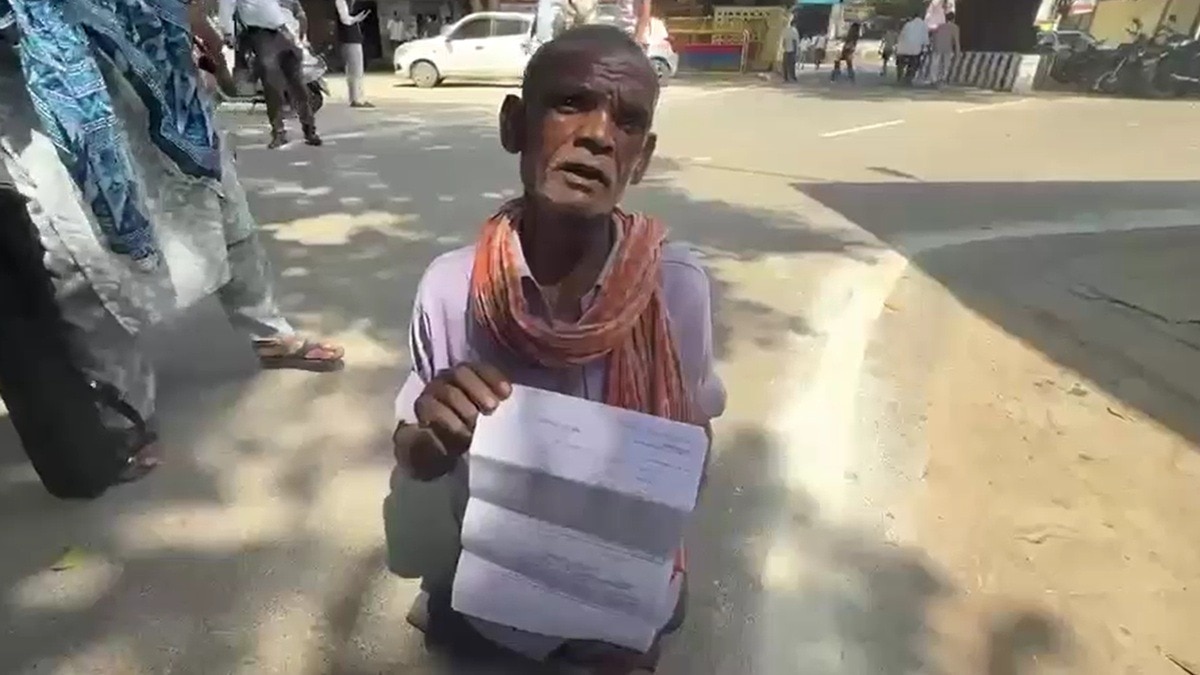 फरियाद लेकर जिला कार्यालय पहुंचा बृजभूषण. (Photo: Screengrab)