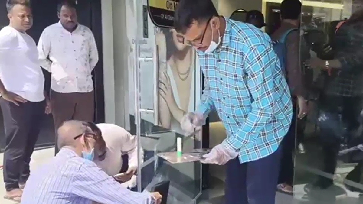 ज्वेलरी शॉप से करोड़ों का सोना चोरी. (Photo: Screengrab)
