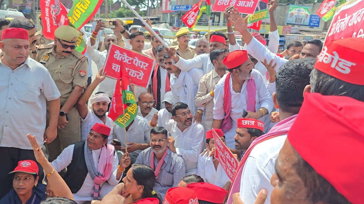 मुख्य चुनाव आयुक्त के खिलाफ प्रदर्शन करते सपा कार्यकर्ता. (Photo: ITG)