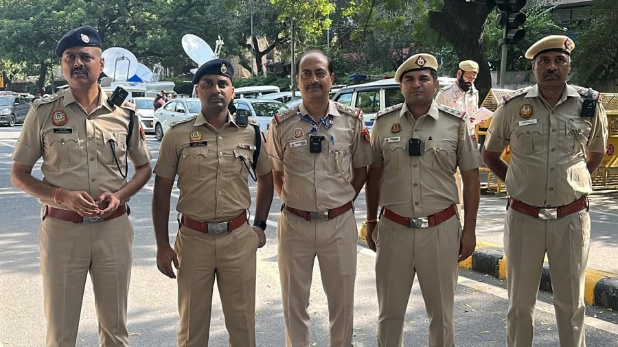 बॉडी कैमरा लगाकर ड्यूटी कर रहे पुलिसकर्मी (Photo: ITG)