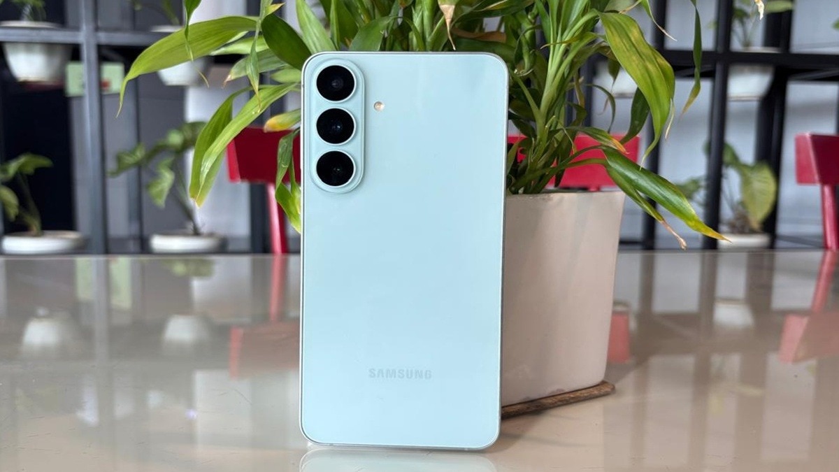 Samsung Galaxy S26 FE में ट्रिपल रियर कैमरा सेटअप है. (Photo: Samsung)