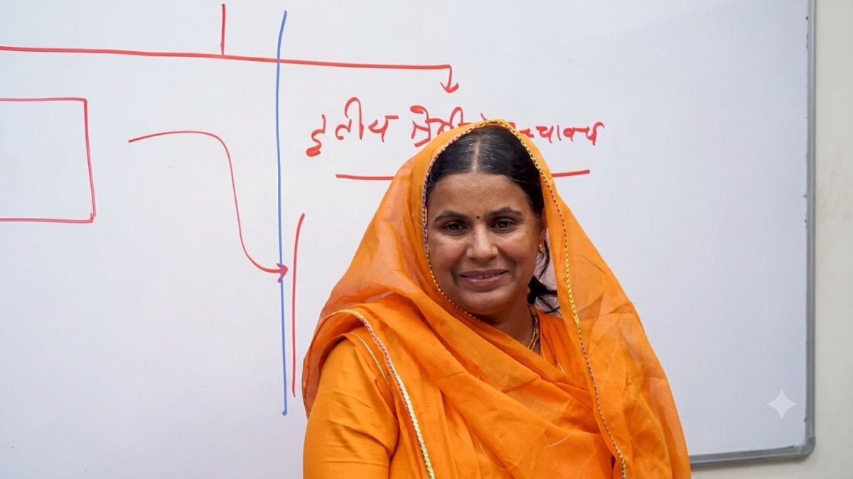 रोहिणी गुर्जर ने अपने पति को खो दिया, गांव में उन्हें 'डायन' करार दिया गया, RAS मेन्स परीक्षा से कुछ दिन पहले उनकी 10 साल की बेटी का निधन हो गया और एक दुर्घटना में उनकी आंख में चोट लग गई. (Photo: YouTube/RAS by Drishti IAS | AI upscaled) 
