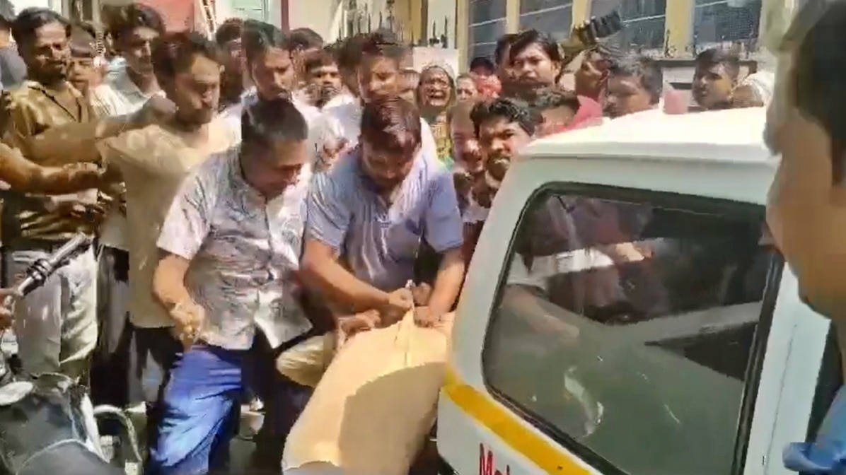 मरीज के परिजनों ने अस्पतालकर्मियों को पीटा (Photo: Screengrab)