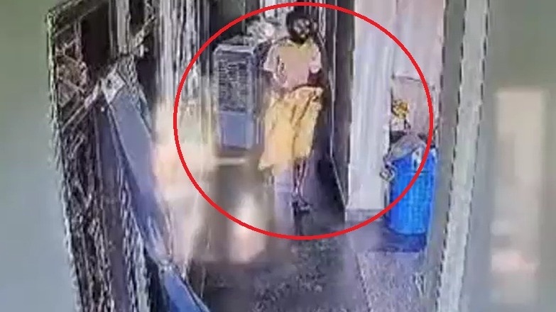 सुसाइड से पहले कमरे से बाहर निकलते रसिक दुलारी. (Photo: Screengrabs)
