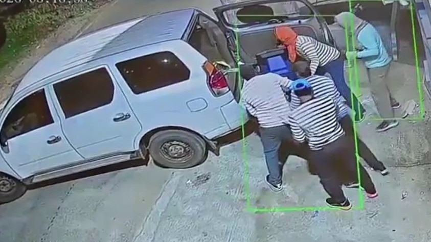 एटीएम चुराकर कार में ले जाते चोर. (Photo: Screengrabs)