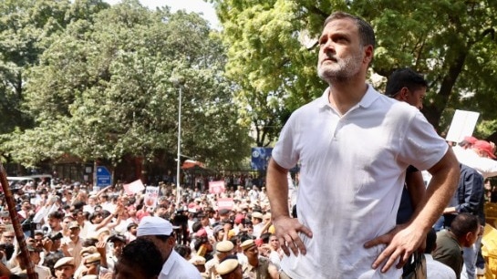 विपक्ष के प्रदर्शन में शामिल हुए राहुल गांधी. (Photo- @INCIndia)