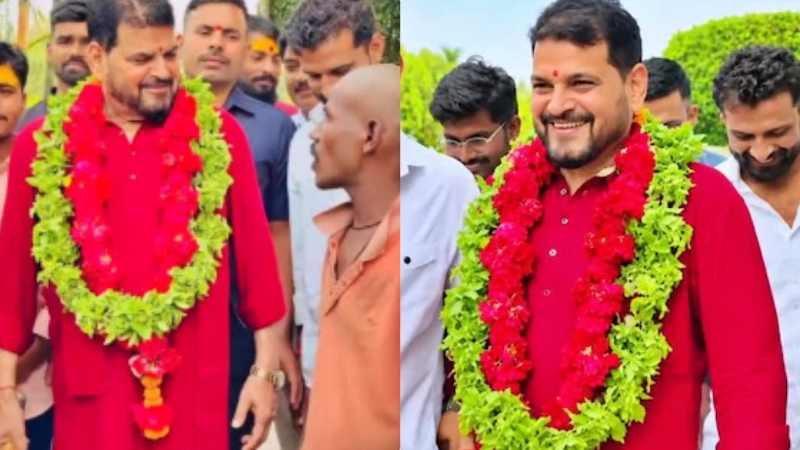 समर्थक की बात सुन हंसने लगे बृजभूषण (Photo- Screengrab) 