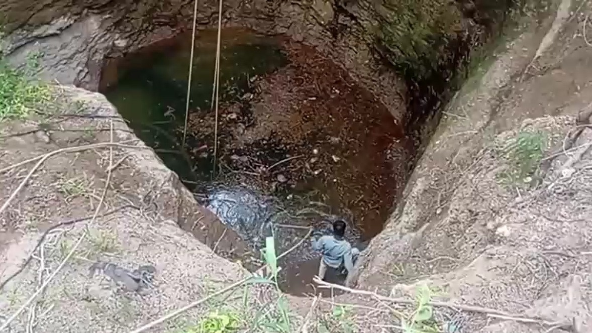 इस कुएं में पानी की जगह निकल रहा पेट्रोल, डर से लोगों की उड़ी नींद