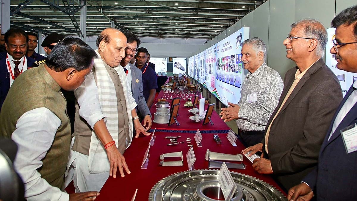 हिंदुस्तान एयरोनॉटिक्स लिमिटेड की फैक्ट्री में इंजन पार्ट्स देखते रक्षा मंत्री राजनाथ सिंह. (Photo: ITG)