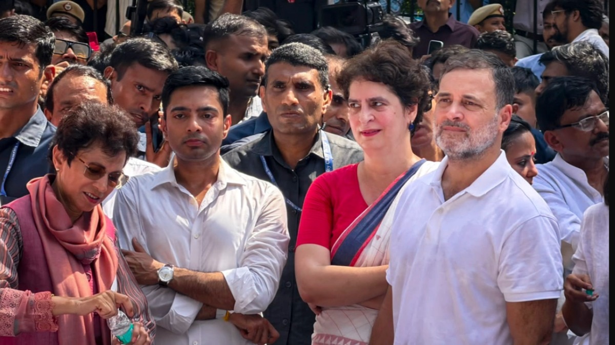 राहुल-प्रियंका समेत कई नेताओं के खिलाफ पार्लियामेंट स्ट्रीट थाने में शिकायत दी गई है. (File Photo-PTI)