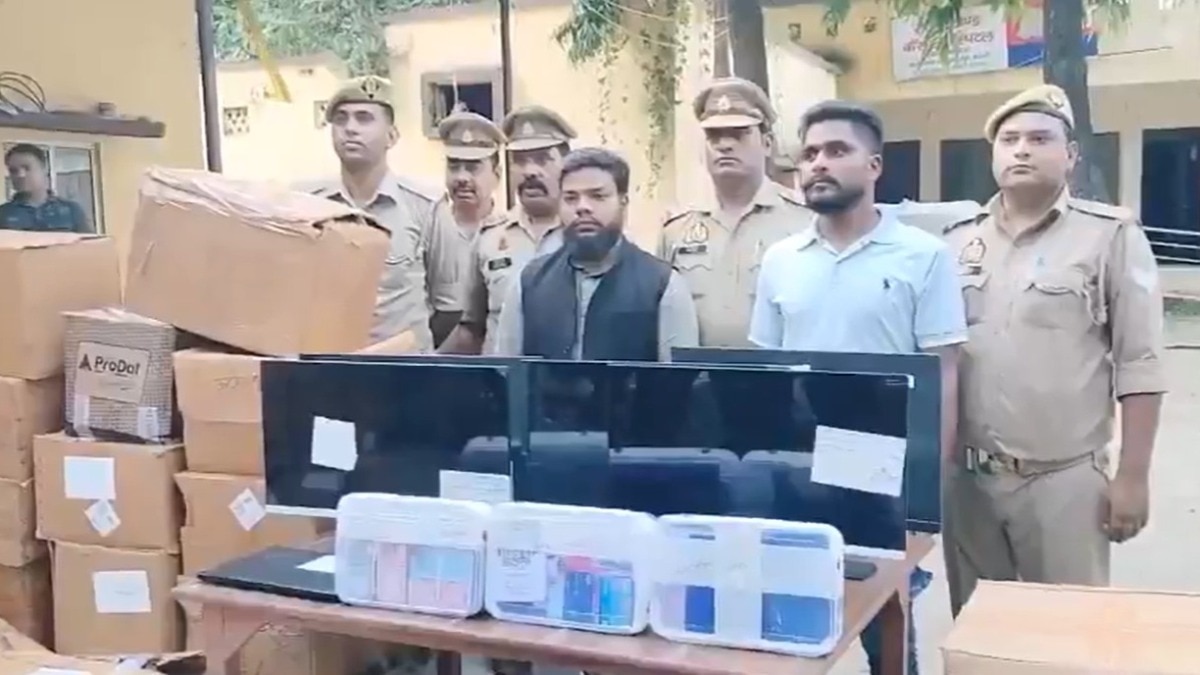 लोगों को बेवकूफ बनाकर नकली दवा बेचने वाले फर्जी डॉक्टर को बरेली पुलिस ने पकड़ लिया (Photo:X@bareillypolice)