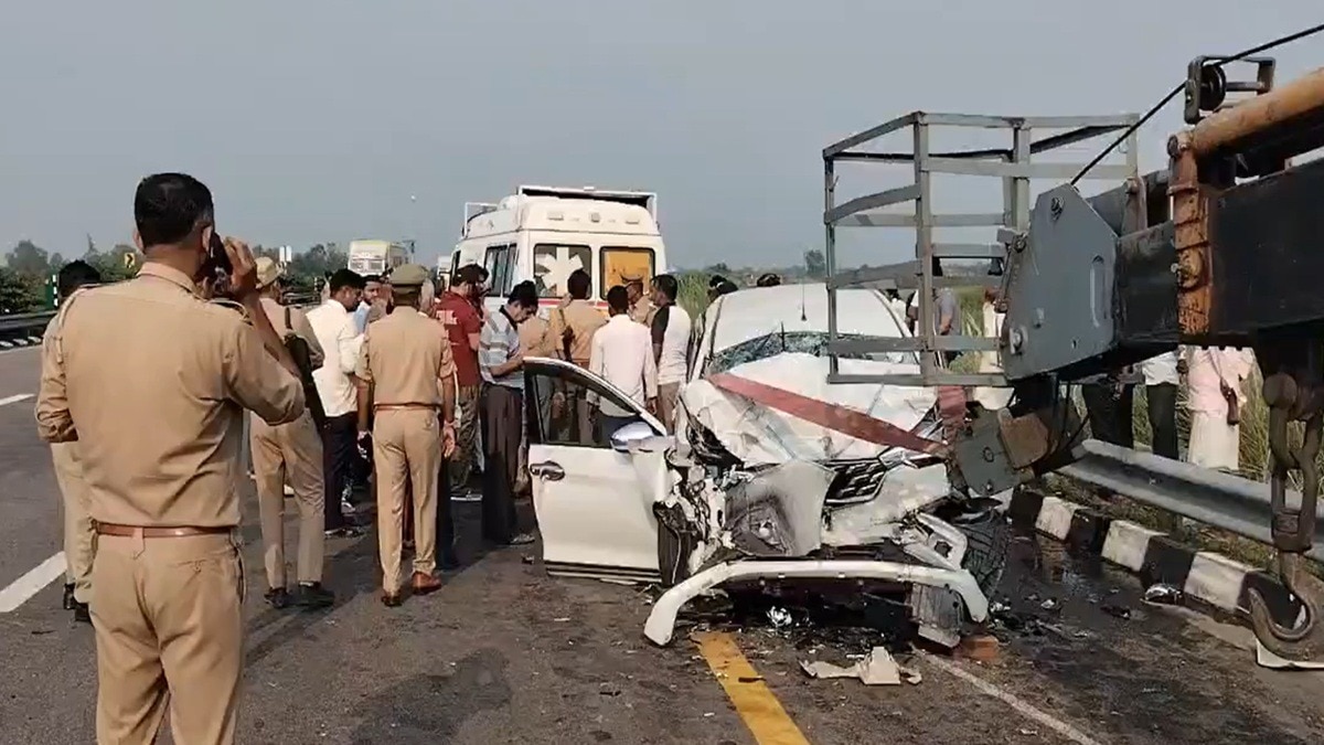 हादसे के बाद कार के उड़ गए परखच्चे. (Photo: Screengrabs)