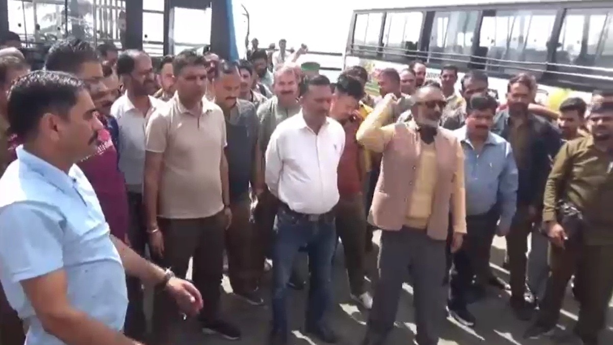 चंबा में अपनी मांगों को लेकर प्रदर्शन करते एचआरटीसी के कर्मचारी. (Photo: Screengrabs)