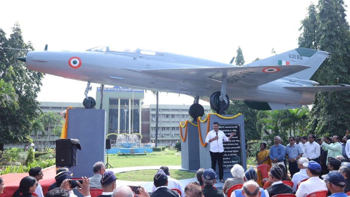 कॉलेज कैंपस में पहुंचा फाइटर जेट. (Photo: ITG)