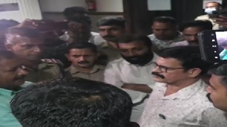 महिला की मौत के बाद अस्पताल में हंगामा करते परिजन. (Photo: Screengrabs)