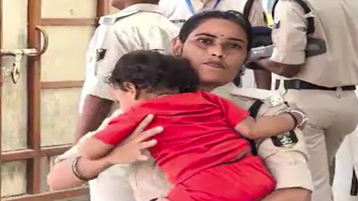 ड्यूटी में तैनात महिला सिपाही की गोद में बच्चा. (Photo: Screengrab)