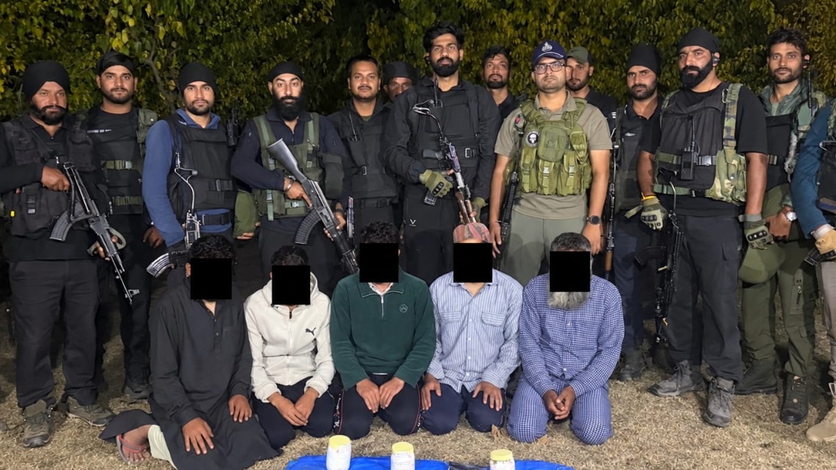 पुलिस ने सेना और CRPF के साथ मिलकर पांच कथित आतंकी सहयोगियों को गिरफ्तार किया है (Photo: ITG)