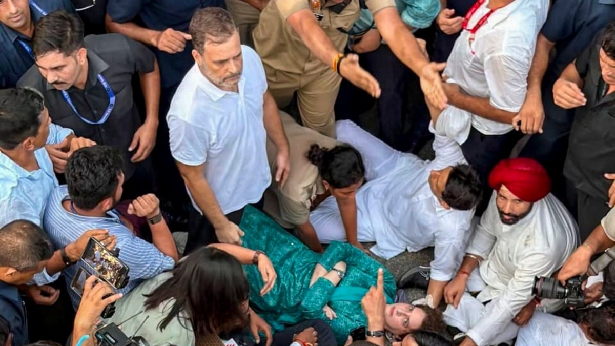 राहुल गांधी, प्रियंका गांधी वाड्रा समेत विपक्ष के कई सांसदों ने जमकर प्रदर्शन किया (Photo: PTI)