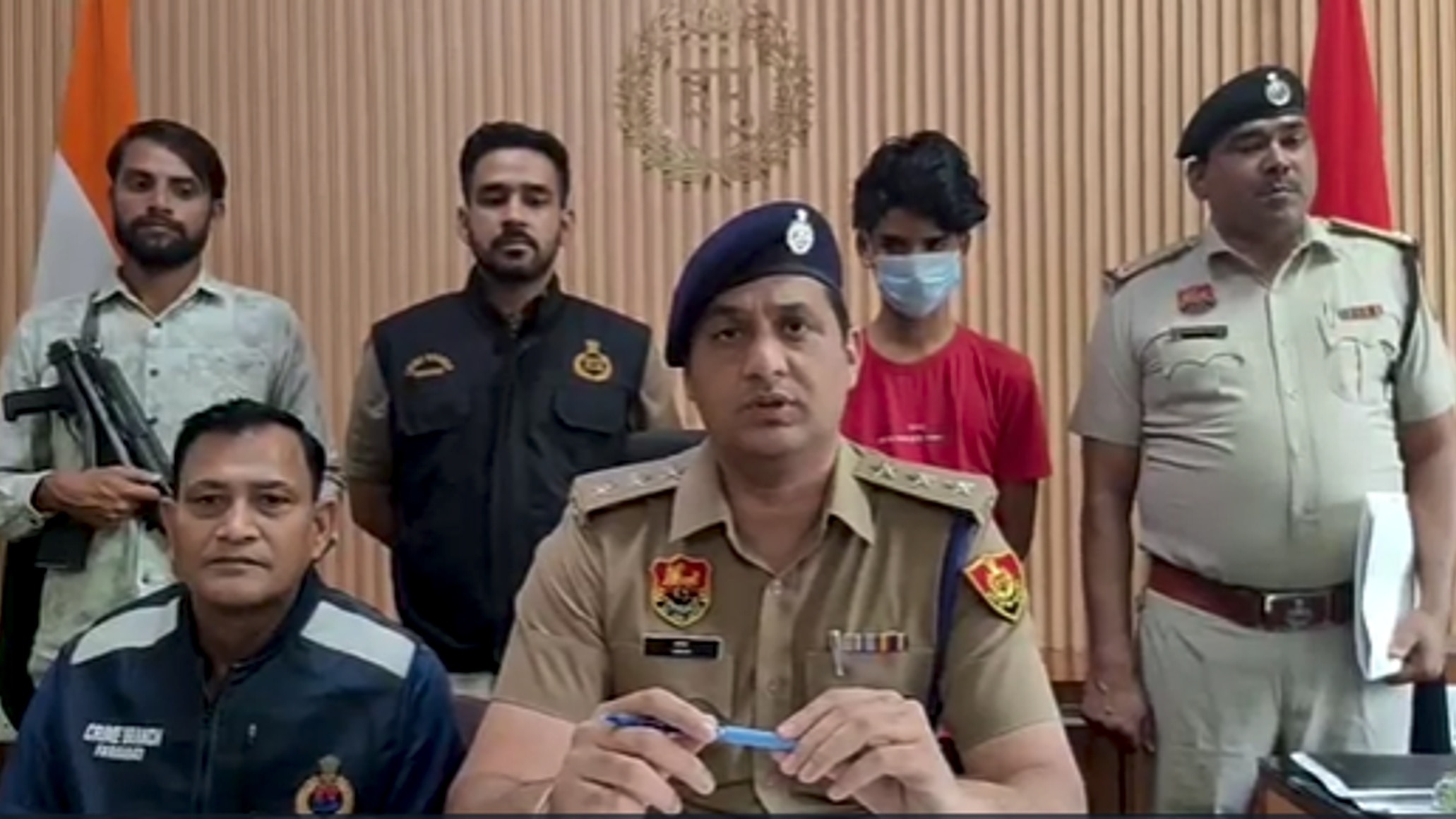 झील में गिरने की बताई कहानी.(Photo: Screengrab)