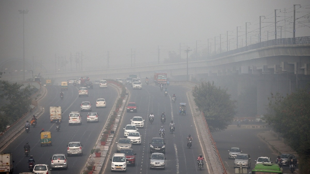 दिल्ली में प्रदूषण का बढ़ता स्तर. (File Photo)
