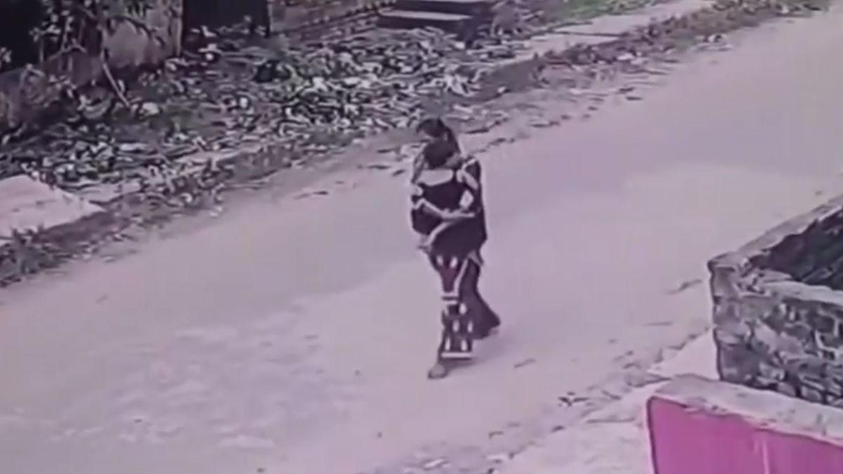 सीसीटीवी में कैद हुई घटना. (Photo: Screengrab)
