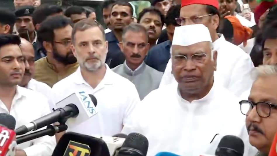 कनॉट प्लेस से राजघाट के लिए रवाना हो गए हैं (Photo: X/@ANI)