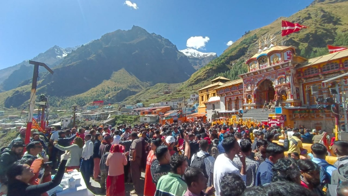 ठंड के बीच जारी है आस्था का सैलाब.(Photo: Kamal Nayan Silori/ITG)